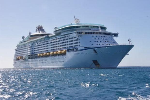 The substantial increase in passenger ticket revenues boosted Norwegian Cruise's (NCLH) top line in Q4. However, rise in operating expenses remains a concern.