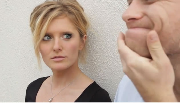 Ungeahnter Sex-Appeal: Frauen finden es heiß, wenn er sich über den Bart streicht (Bild: BuzzFeed)