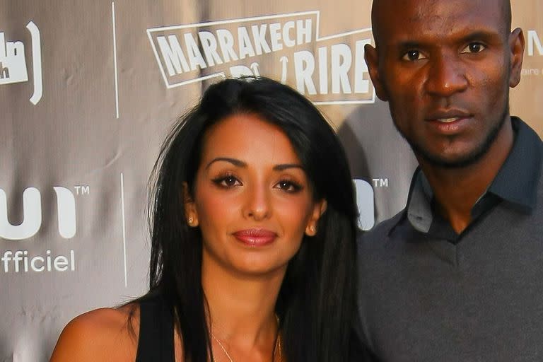 Eric Abidal, con su esposa Hayet; un romance del exfutbolista de Barcelona terminó involucrándolo en el escandaloso caso en Francia