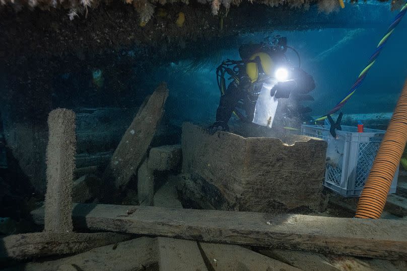 El arqueólogo subacuático Marc-André Bernier excava cuidadosamente un cofre de marinero en el castillo de proa de la cubierta inferior del HMS Erebus, 14 de septiembre de 2023