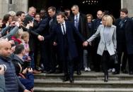 Emmanuel Macron, jefe del movimiento político ¡En marcha! y candidato a presidente, deja el lugar donde votó junto a su esposa Brigitte en Le Touquet, Francia. 23 de abril de 2017 REUTERS/Benoit Tessie