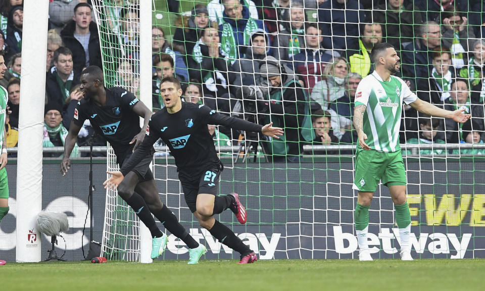 Andrej Kramaric del Hoffenheim celebra con su compañero Ihlas Bebou tras anotar el encuentro de la Bundesliga ante el Werder Bremen el domingo 2 de abril del 2023. (Carmen Jaspersen/dpa via AP)