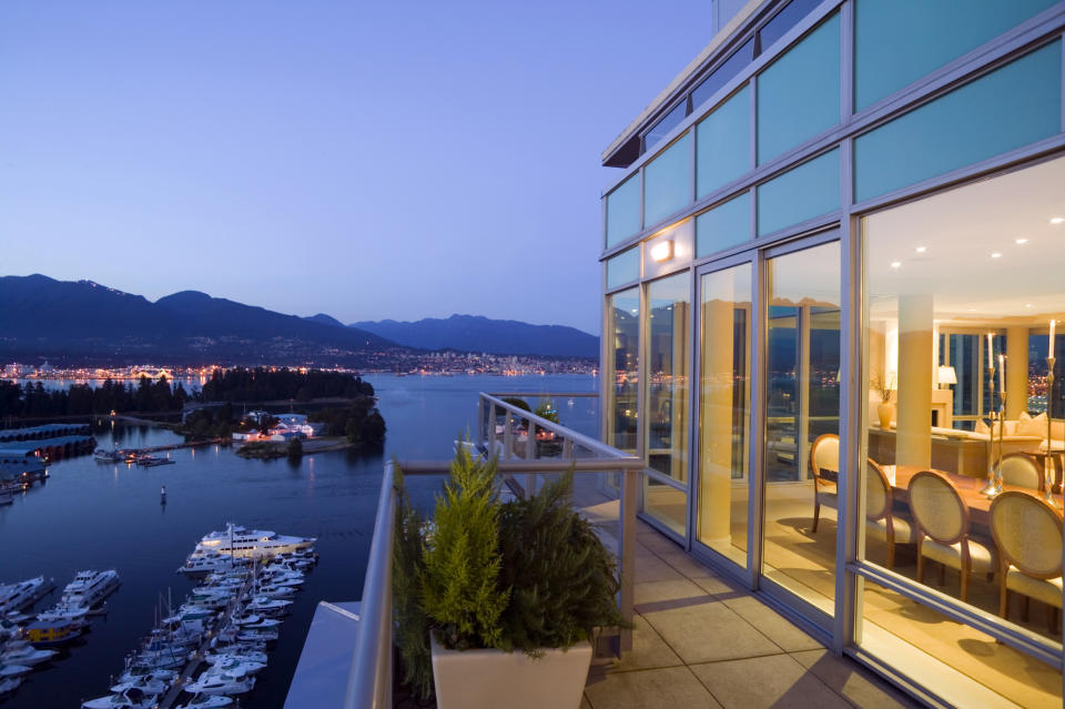 A penthouse apartment overlooking Coal Harbour in downtown Vancouver (HuffPost Canada)