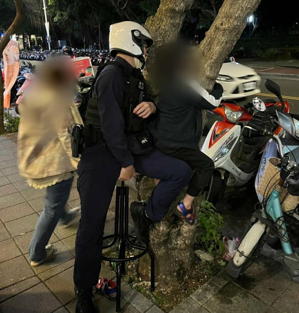 中和警協助男童脫困。（記者徐煜勝翻攝）