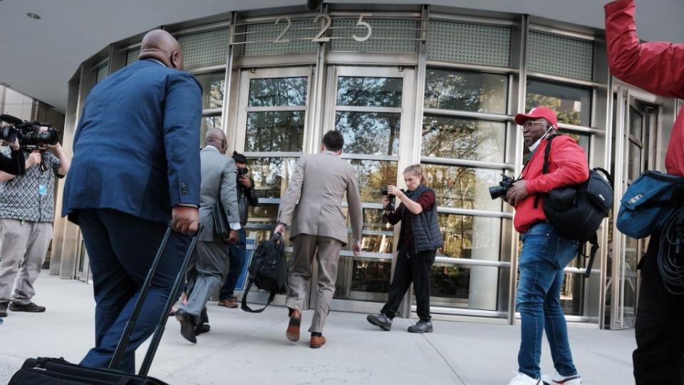 Lawyers for R. Kelly outside a New York courthouse in 2021 | Credit: Spencer Platt/Getty Images