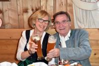 <p>Zur Not tut's auch ein Weißbier, wie bei Anita und Elmar Wepper 2015. (Bild: Hannes Magerstaedt / Getty Images)</p>