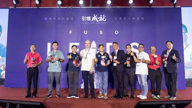 創業或經營事業有成的「引領卓越組」得獎者 (左4為台灣戴姆勒亞洲商車 財務長 Mr. Harald Busch)。