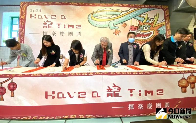 ▲文資局今辦「Have a 龍 Time」揮毫寫春聯，局長陳濟民邀名家參與。（圖／記者金武鳳攝，2024.2.2)