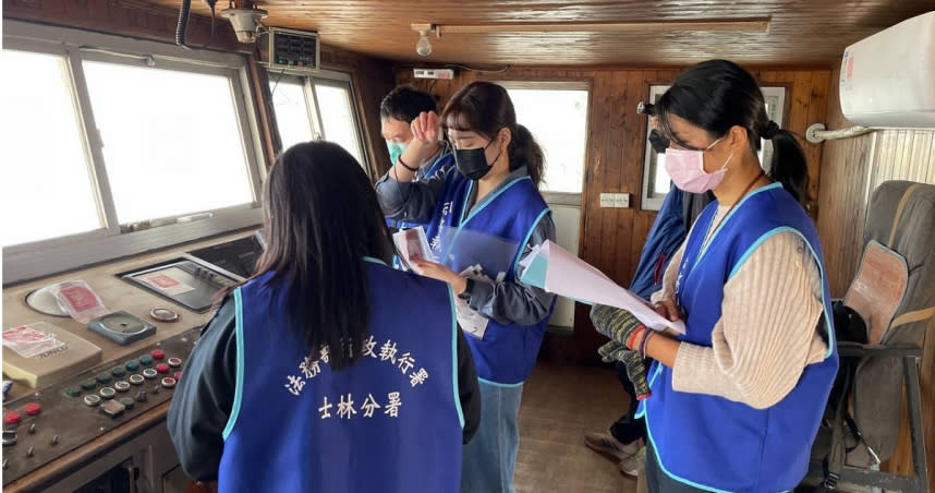 行政執行署士林分署接受連江地方檢察署拍賣大陸籍抽砂船「展勝98號」。（圖／士林分署提供）