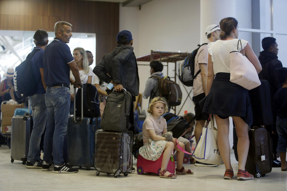 <p>Foreign tourists queue up to check in at Lombok International Airport following an earthquake in Praya, Lombok Island, Indonesia, Tuesday, Aug. 7, 2018. (Photo: Firdia Lisnawati/AP) </p>