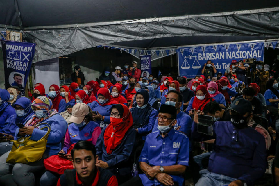 Barisan Nasional supporters at an election campaign event for BN candidate for Shahelmey Yahaya in Tanjung Keramat, Sabah September 15, 2020. — Picture by Firdaus Latif