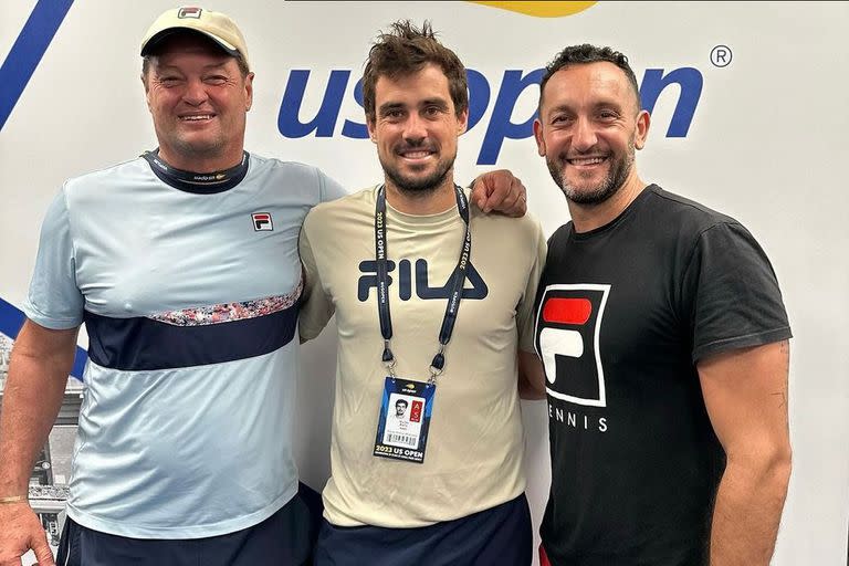 Fabián Blengino, durante el último US Open, con Guido Pella (y el kinesiólogo Andrés Romañuk), a quien acompañó durante la temporada, la última del bahiense como profesional