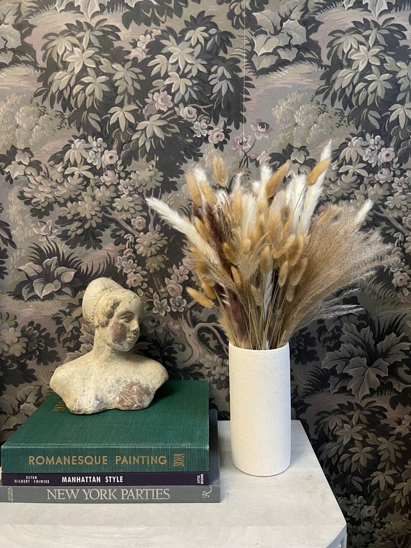 Dried pampas grass in vase.