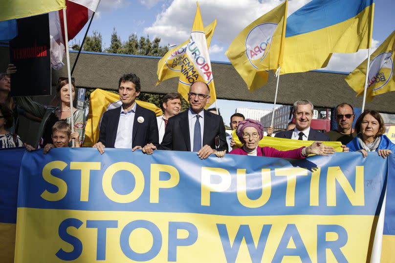 Enrico Letta à une marche avec la communauté ukrainienne à Rome, organisée par le parti "+ Europa" dirigé dirigé par un militant historique des droits civiques.