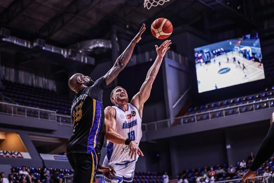 基拔（右）今仗助攻助守。（圖：FIBA）