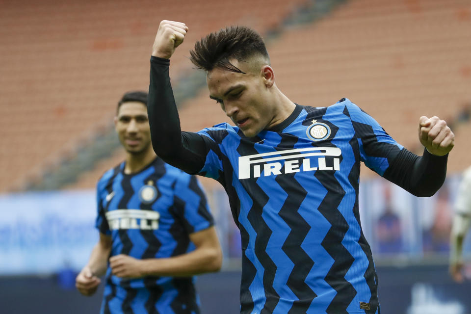 El delantero argentino Lautaro Martínez festeja tras anotar el quinto gol del Inter en duelo de la Serie A ante Crotone, en el estadio San Siro de Milán, Italia, el domingo 3 de enero de 2021. (AP Foto/Antonio Calanni)