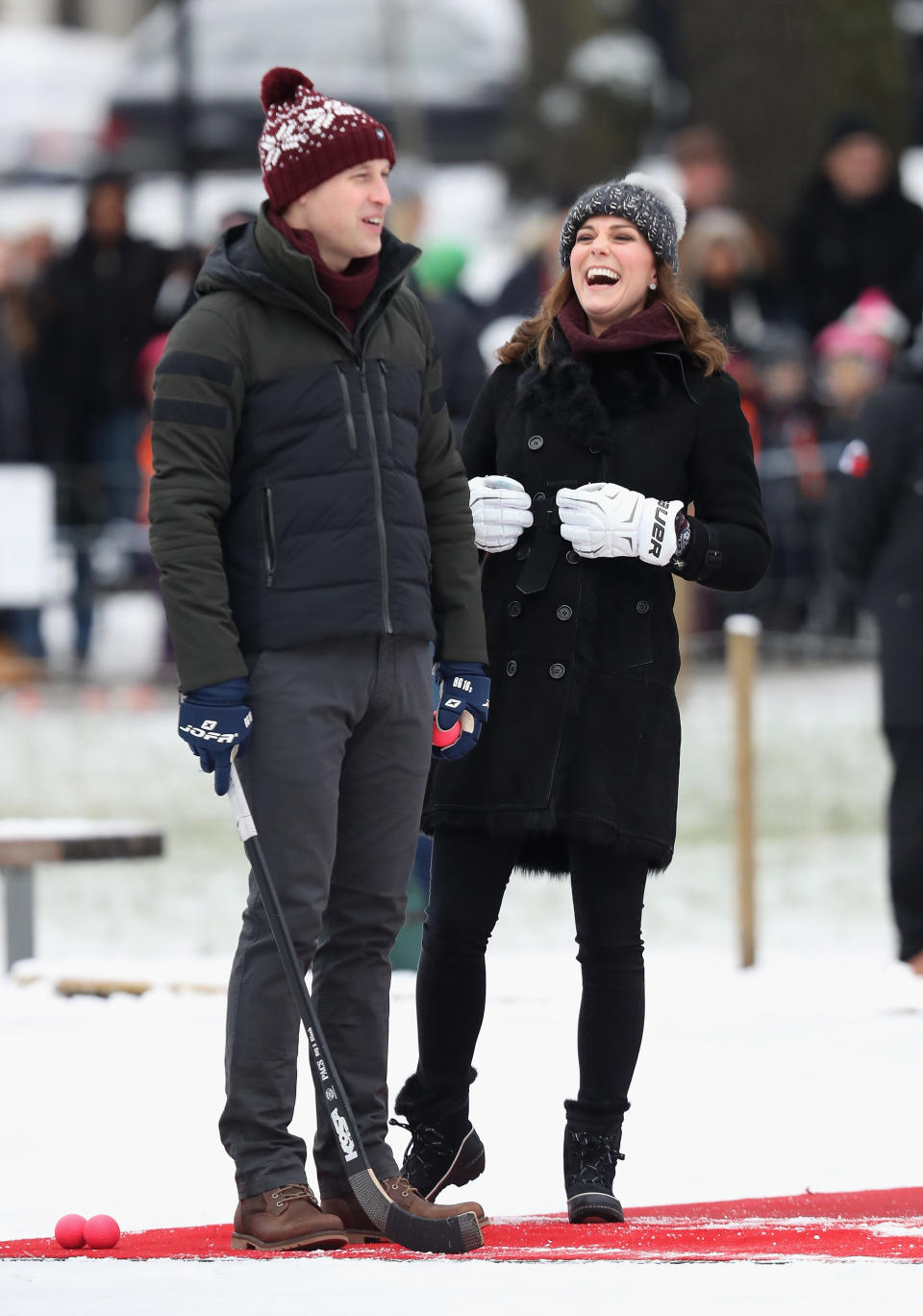 <p>Das Paar begann seinen vollgepackten Zeitplan in Stockholm mit einem Besuch im Vasaparken, einer Outdoor-Eislauffläche, wo sie eine ungewöhnliche Form von Hockey names Bandy kennenlernten. Das Duo schaute sich ein Spiel an, bevor sie selbst aufs Eis gingen und sich an dem Spiel versuchten. Die schwangere Kate stand vorsichtshalber auf einem Teppich und ging nicht direkt aufs Eis. <em>[Bild: Getty]</em> </p>