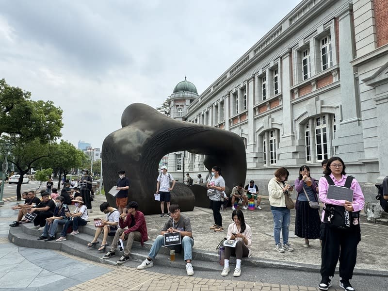 台南民眾無聲訴求反國會濫權 緊鄰台南舊城區湯德章紀念公園的國立台灣文學館 ，24日下午2時起學生、民眾集結，手持標語無聲訴 求反國會濫權。 中央社記者張榮祥台南攝  113年5月24日 