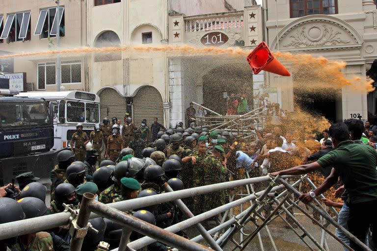 La policía se enfrentó a manifestantes en Colombo (Photo by AFP)