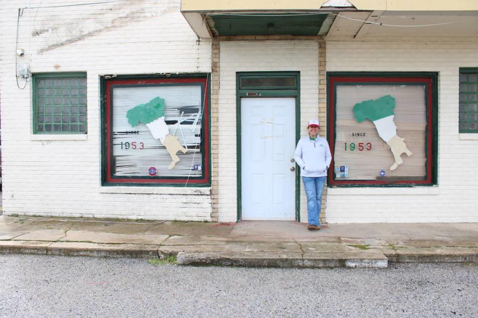 Gigi Howell, new owner of Margie’s Italian Garden, stands in front of her restaurant that she hopes will honor the legacy of the original matron of Italian cuisine, Margie Walters. Ella Gonzales/egonzales@star-telegram.com