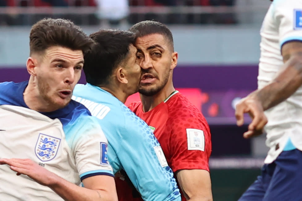 Alireza Beiranvand de la Selección de Irán chocó contra su compañero y no pudo seguir en el partido contra Inglaterra del Grupo B (Foto: Charlotte Wilson/Offside/Offside via Getty Images)