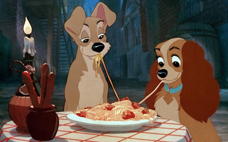 Im Disney-Universum sind sprechende Tiere nichts Besonderes - diese Szene mit zwei Vierbeinern ist aber zum echten Klassiker geworden. Die Spaghetti schlürfenden Hunde Susi (rechts) und Strolch. Schöner könnte es zu einem Kuss beim ersten Date nicht kommen ... (Bild: Buena Vista)