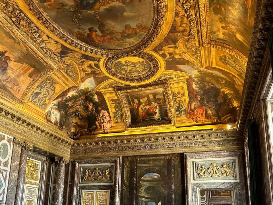 Die Decke eines Zimmers im Schloss von Versailles. - Copyright: Jordan Parker Erb/Insider