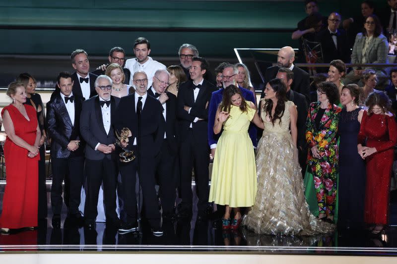 El guionista Jesse Armstrong acepta el premio a mejor la Serie Dramática por "Succession" en la 74ª edición de los premios Emmy celebrada en el Microsoft Theater de Los Ángeles