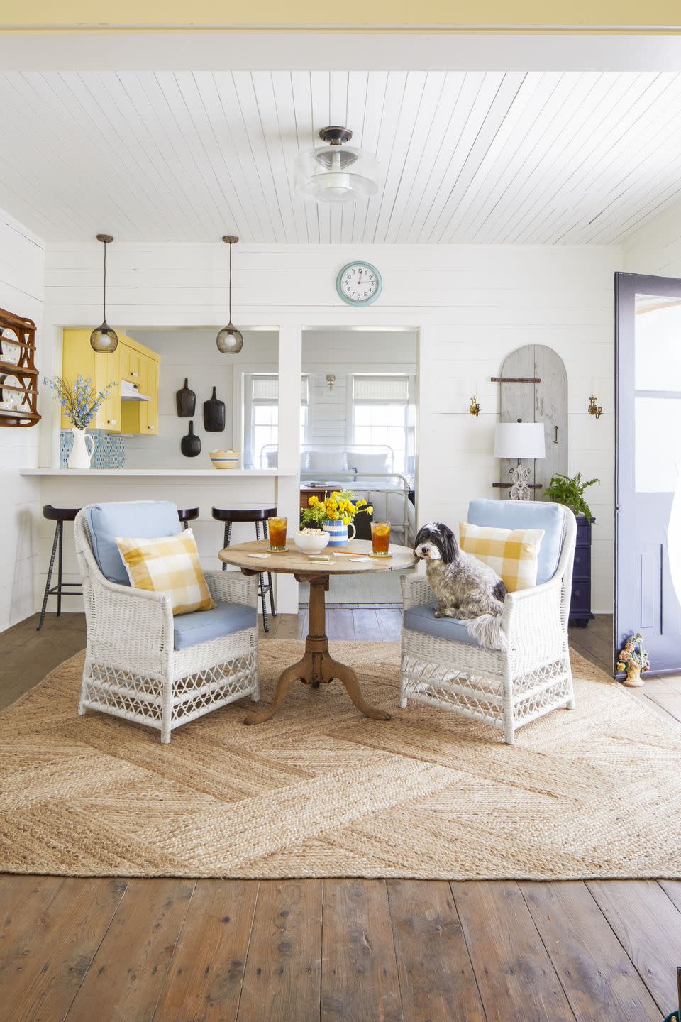 tiny texas dining room with small round table and wicker chairs