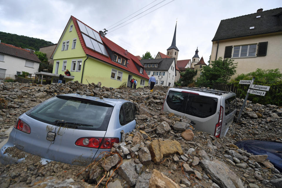 <p>2016 kam es in Süddeutschland nach schweren Unwettern zu Überschwemmungen. Im baden-württembergischen Braunsbach begrub im Mai eine Schutthalde Autos unter sich. (Bild: dpa) </p>