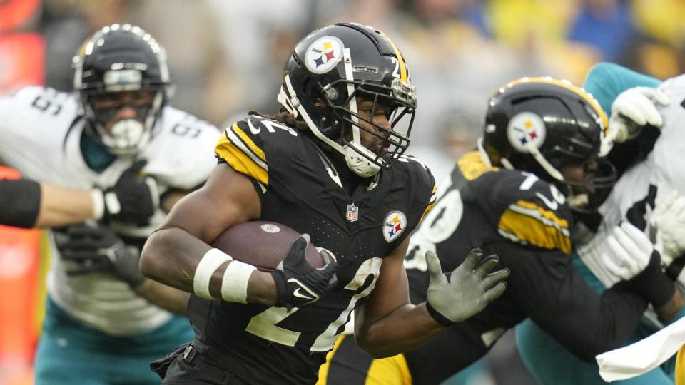 Pittsburgh Steelers running back Najee Harris carries the ball.