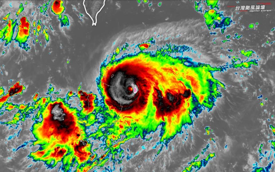 蘇拉颱風目前在菲律賓東方海域打轉，由於海溫和環境條件良好，有機會達到中颱上限，甚至挑戰強颱。   圖：取自台灣颱風論壇