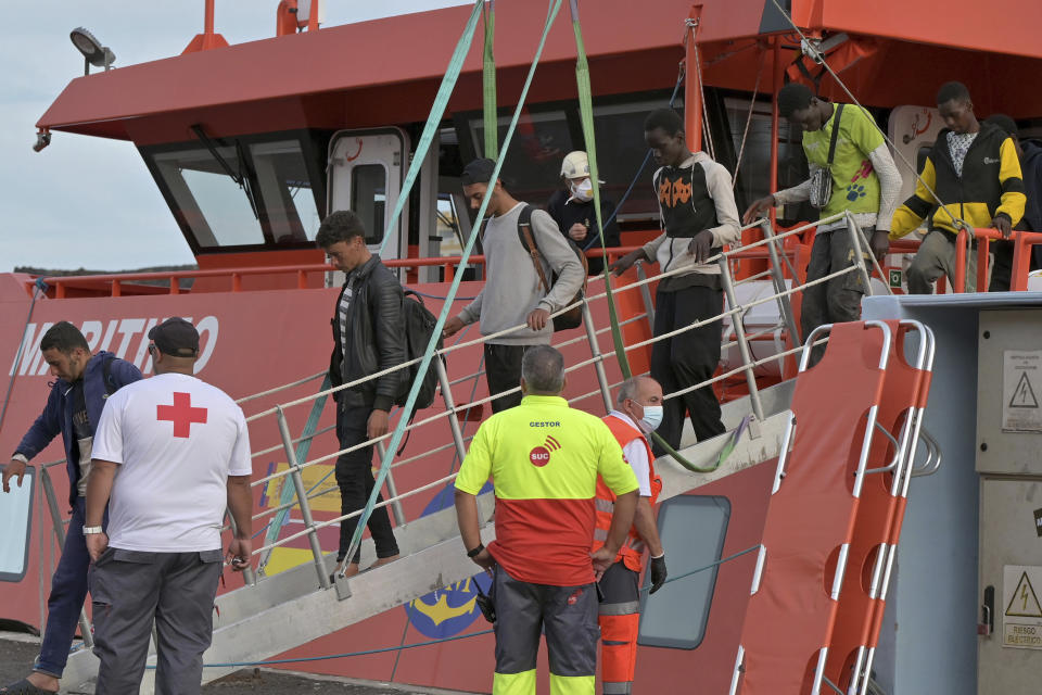 Jóvenes migrantes llegan al puerto de La Restinga en la isla canaria de El Hierro, España, el sábado 6 de junio de 2024, tras ser rescatados por la agencia española Salvamento Marítimo. Las Islas Canarias están teniendo problemas para atender a los miles de niños y adolescentes que viajan solos al archipiélago español desde Senegal, Mali y otras naciones africanas. (Europa Press via AP)