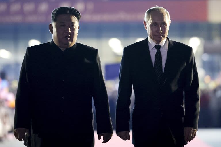 Kim despide a Putin en el aeropuerto de Pyongyang (Gavriil Grigorov, Sputnik, Kremlin Pool Photo via AP)