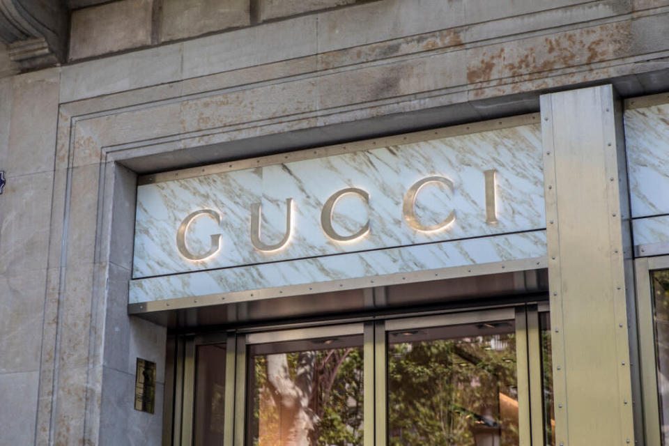 Ein Gucci-Shop in Barcelona. So manches Accessoire der italienischen Nobelmarke ist kulturell nicht ganz einwandfrei. (Bild: Getty Images)