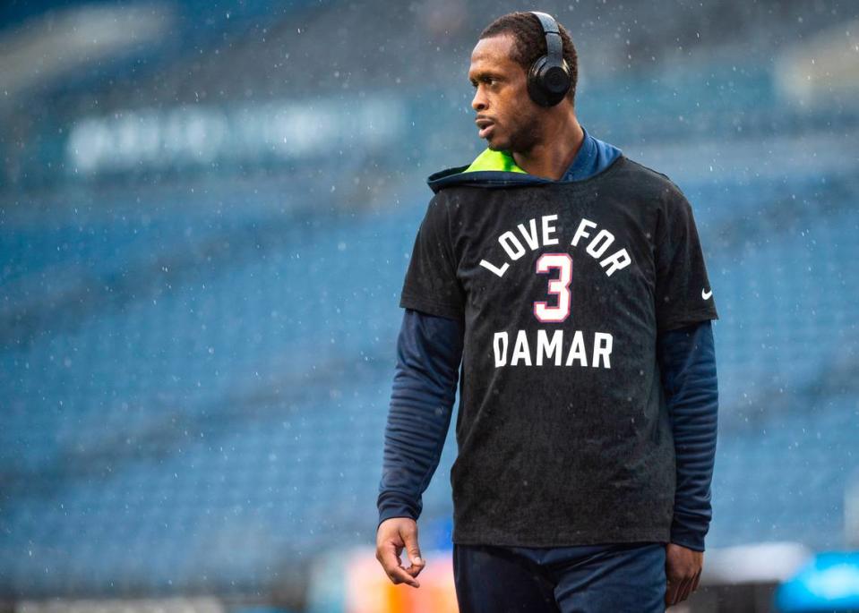 Seattle Seahawks quarterback Geno Smith (7) warms up before the start of an NFL game against the Los Angeles Rams at Lumen Field in Seattle, Wash. on Jan. 8, 2023.