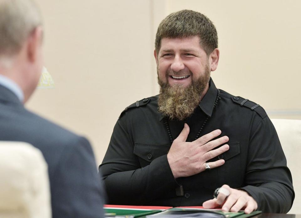 Foto de archivo: Kadyrov se ríe mientras habla con Vladímir Putin en la residencia estatal de Novo-Ogaryovo, a las afueras de Moscú, el 31 de agosto de 2019 (SPUTNIK/AFP via Getty Images)