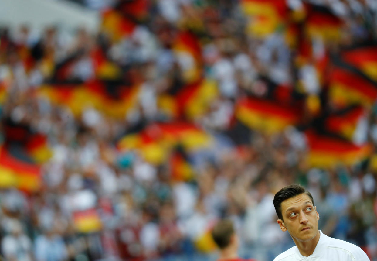 Mesut Özil sieht sich viel Kritik von angeblich patriotischen Fans ausgesetzt (Bild: Reuters)