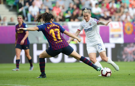 Soccer Football - Women's Champions League Final - Ferencvaros Stadium, Budapest, Hungary - May 18, 2019 Olympique Lyonnais' Jess Fishlock in action with Barcelona's Andrea Pereira REUTERS/Lisi Niesner