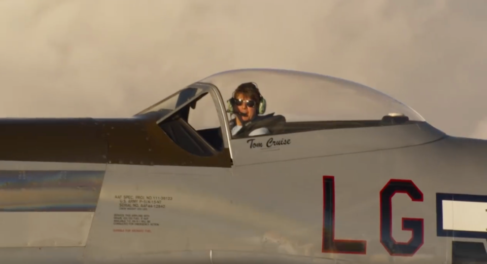 湯姆克魯斯在影片中開戰機。（圖／翻攝自影片）