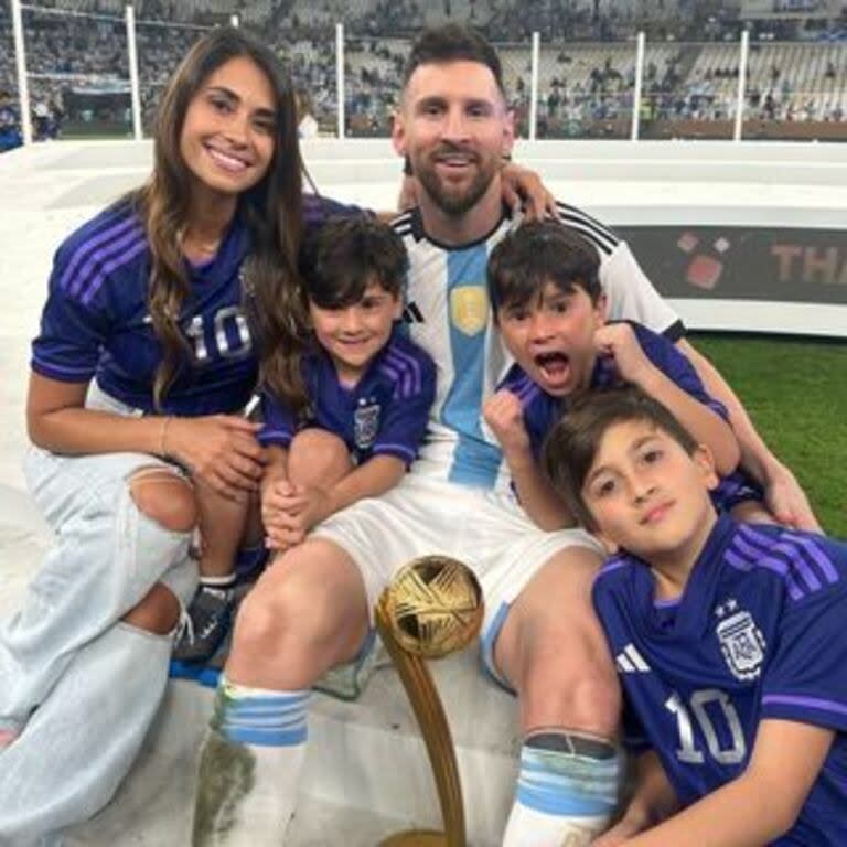 Lionel Messi junto a su familia tras ganar la Copa del Mundo