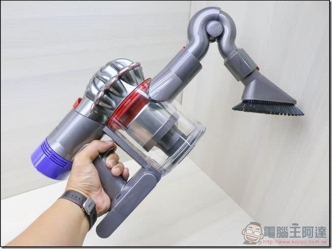 Dyson V8 Fluffy開箱評測體驗新一代設計超強續航噪音減半的多功能無線吸塵器