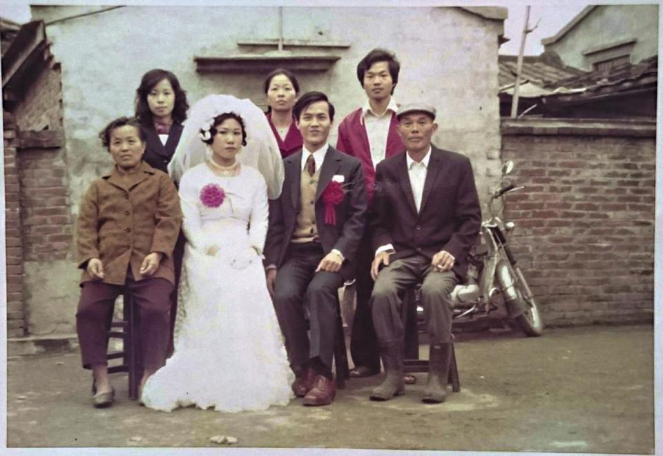 1974年魏德松結婚時，在新竹橫山老家巷口留下難得的家族合影。前排左起為母親、太太、魏德松、繼父，後排左起則是母親和前夫所生的二姊、大姊，以及和繼父所生的弟弟。（魏德松提供）
