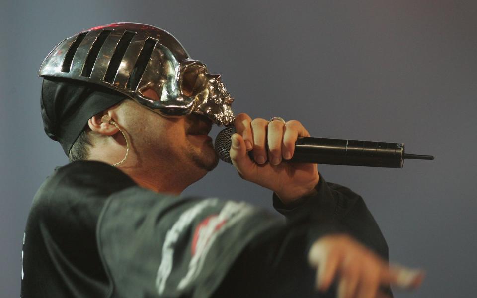 <p>So sah das früher aus, wenn Sido öffentlich auftrat: Zu Beginn seiner Solokarriere ging der Rapper nicht ohne Maske auf die Bühne. (Bild: 2005 Getty Images/Andreas Rentz)</p> 
