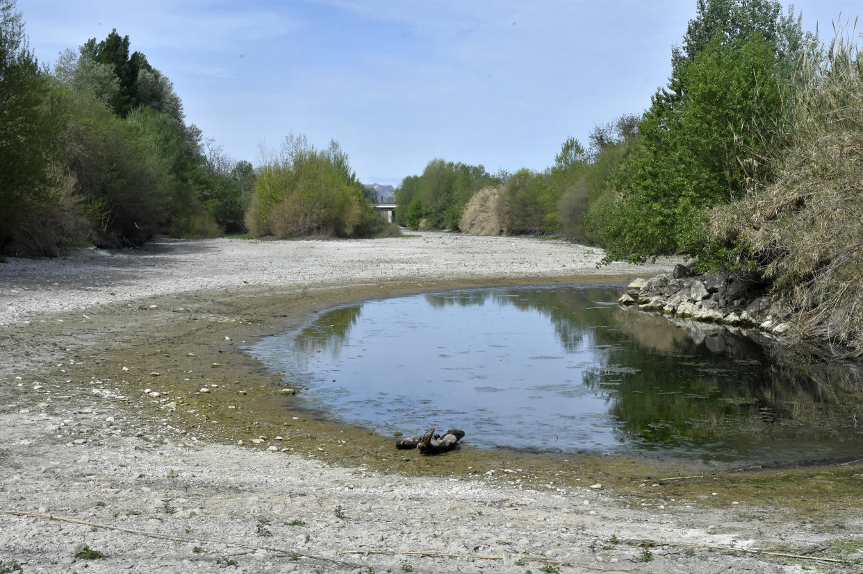 Le gouvernement a dévoilé ce mercredi 17 mai son « guide sécheresse 2023 ».  (Photo : prise le 27 avril 2023 montre le lit asséché de la rivière Agly à Rivesaltes, dans le sud-ouest de la France)