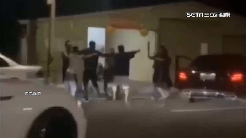 屏東東港爆發衝突，男子持球棒當成武器。（圖／民眾提供）