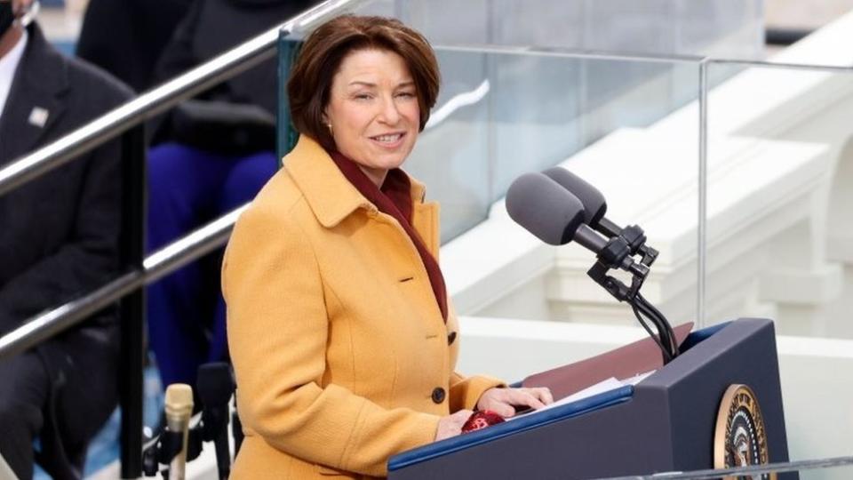 La senadora Amy Klobuchar, fue la encargada de empezar la ceremonia.