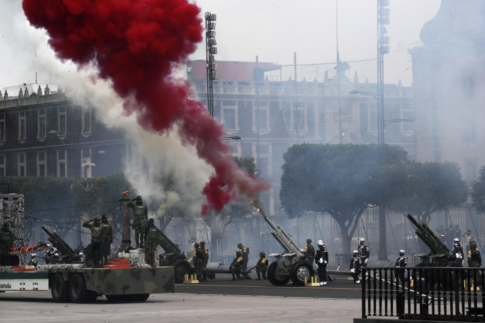 Soldados operan cañones en el desfile anual por el Día de la Independencia el 16 de septiembre de 2020, en el Zócalo, la plaza principal de la Ciudad de México. (AP Foto/Marco Ugarte)