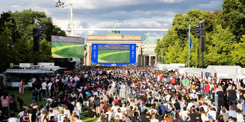 Fans verfolgen beim Public Viewing in der Fanzone vor dem Brandenburger Tor das Spiel.<span class="copyright">Christoph Soeder/dpa</span>