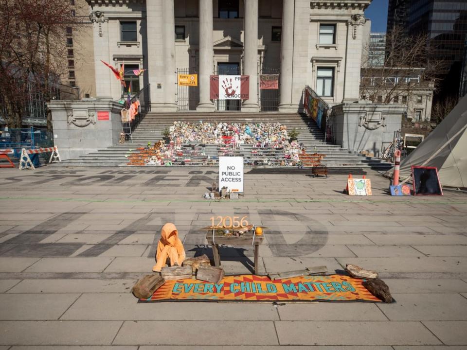 The City of Vancouver wants to remove the makeshift memorial on the Robson Square side of the Vancouver Art Gallery that pays tribute to children who died at the former Kamloops Indian Residential School.  (Ben Nelms/CBC - image credit)